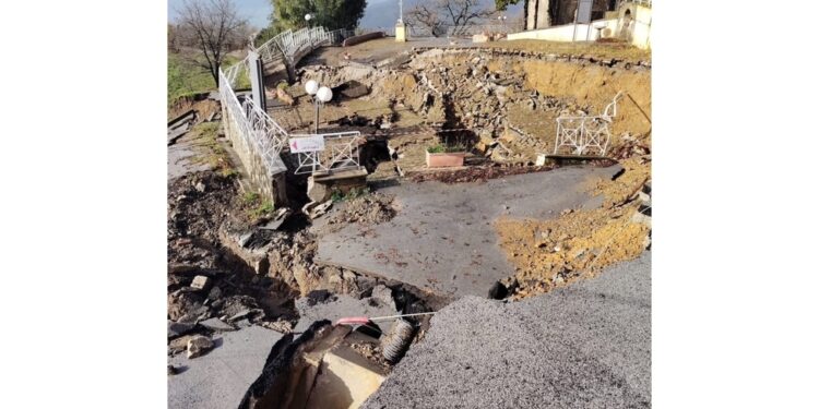 A Torraca crollato un tratto di strada