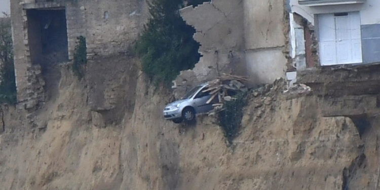 Era stata più volte fotografata mentre era in bilico