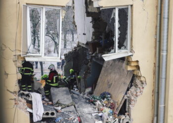 Colpiti dalle bombe anche un asilo e una scuola