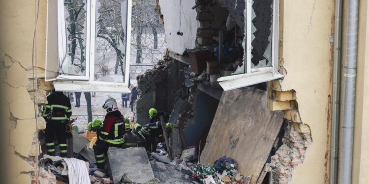 Colpiti dalle bombe anche un asilo e una scuola