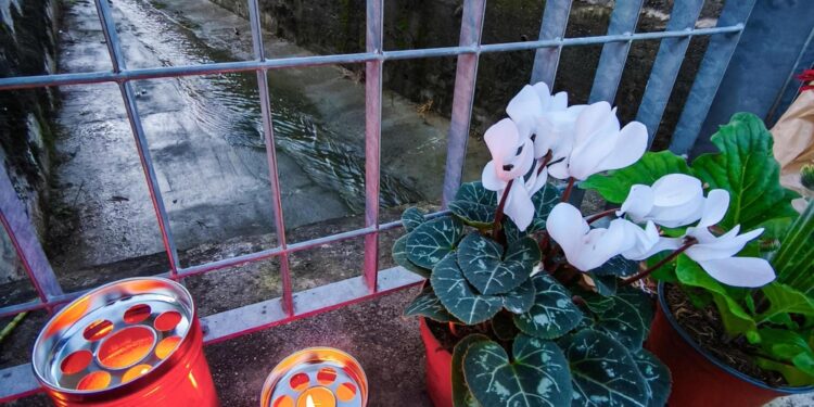 "Piangeva sul cadavere trovato nel canale e gli abbiamo creduto"