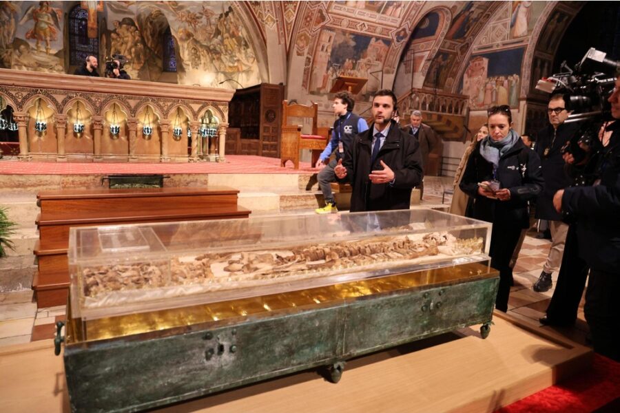 Per la prima volta i resti del poverello di Assisi visibili al pubblico