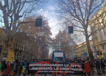 In testa striscione "Riprendiamoci le città liberiamo le montagne"