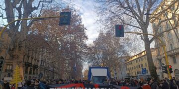 In testa striscione "Riprendiamoci le città liberiamo le montagne"