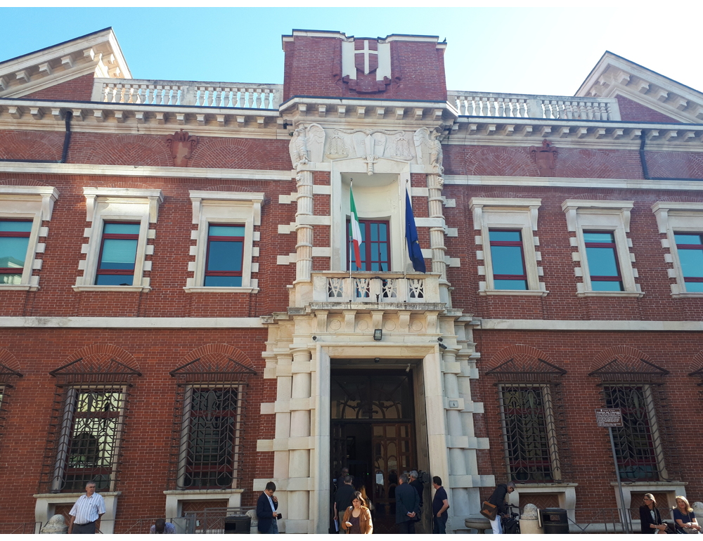 Per la seconda volta sottrae la figlia minore e fugge in Francia, rintracciata