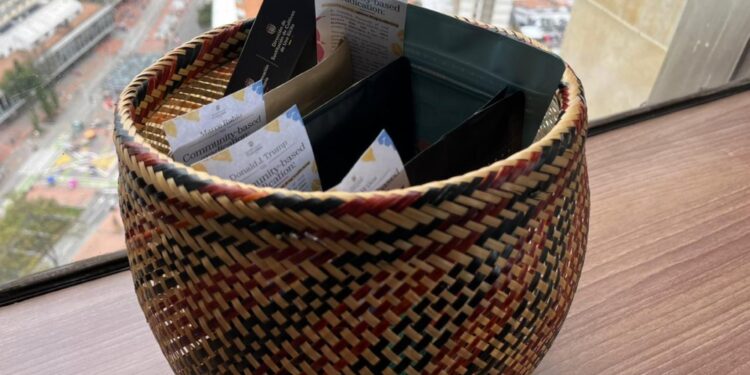 Caffè e cioccolato pregiati accompagnati da un biglietto: 'Non coltiviamo più coca'