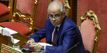 Piantedosi risponde ai cronisti lasciando il Senato