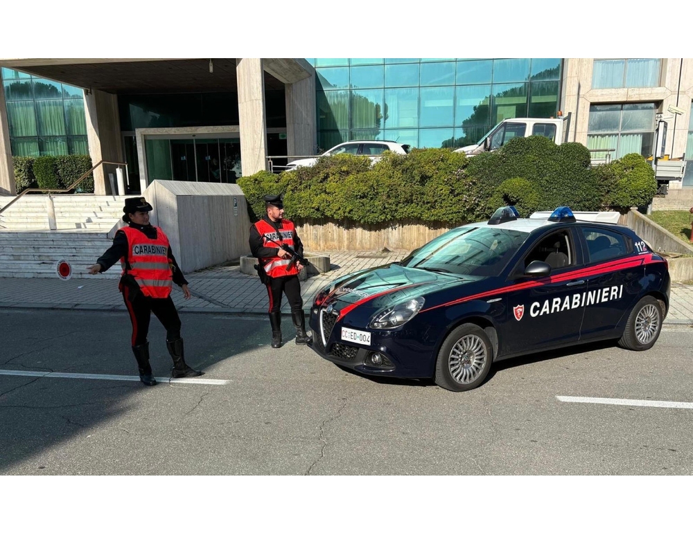 Picchiano e rapinano giovane vittima, arrestati due minorenni