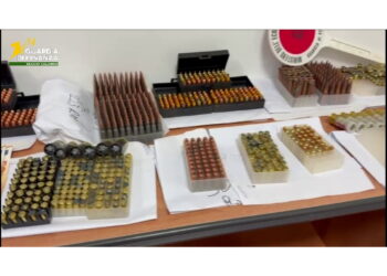 La Guardia di finanza trova migliaia di munizioni in un capannone