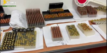 La Guardia di finanza trova migliaia di munizioni in un capannone