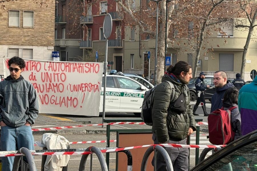 Protesta a Torino in occasione dell'inaugurazione dell'anno accademico