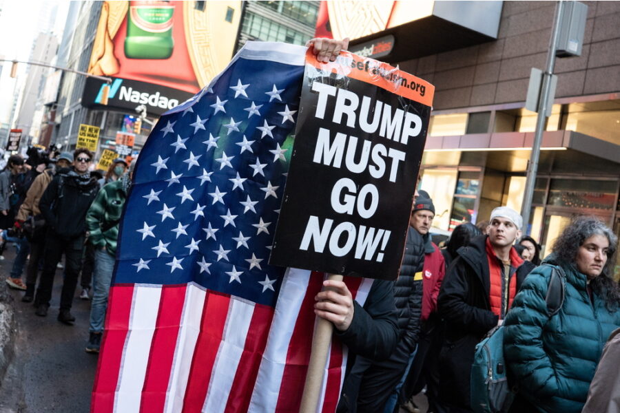 Centinaia di persone attraversano Manhattan