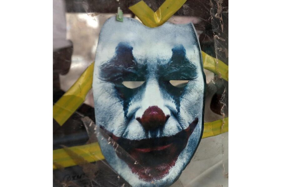 Girava con una spranga e un coltello