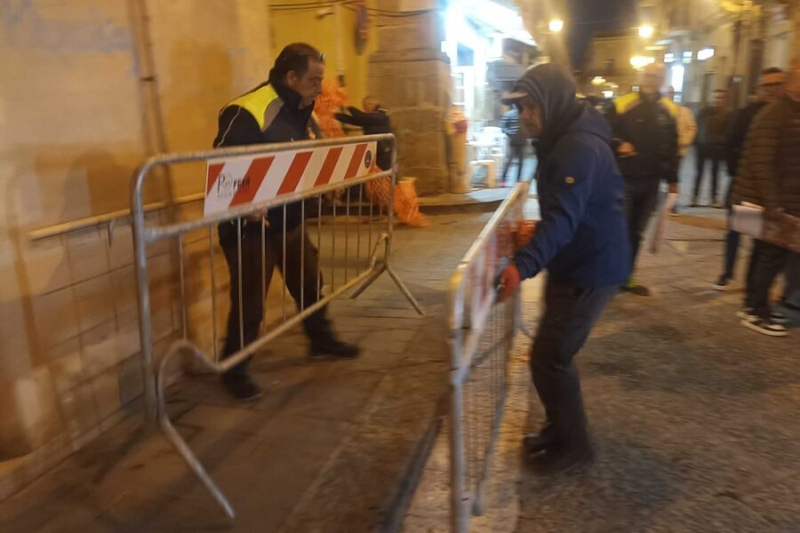 Spostate transenne. Sindaco: 'è un momento commovente