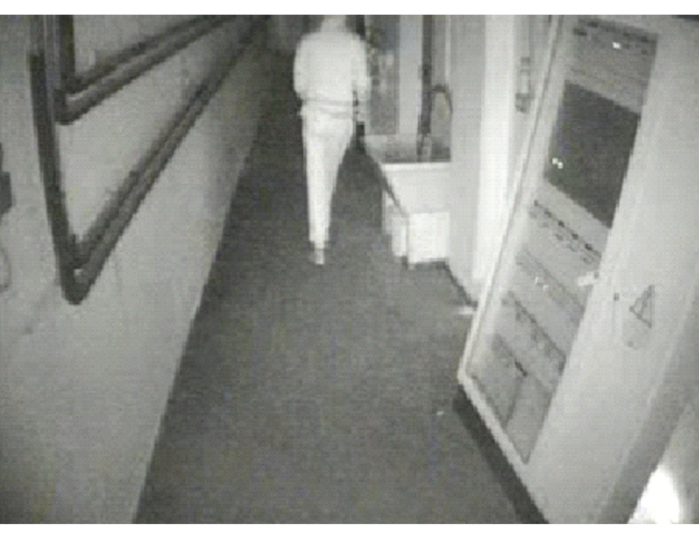 Rimane bloccato nel caveau di una banca a Milano, liberato nella notte