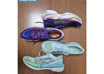 Ha lasciato il vecchio paio nel camerino. E' stato arrestato