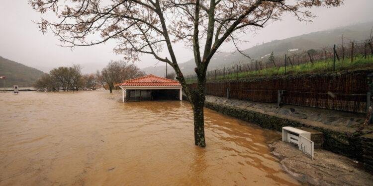 Continua a piovere e il fiume Mondego rompe gli argini a Coimbra