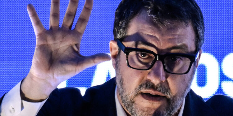 Sì anche all'obbligo di una cauzione per chi scende in piazza