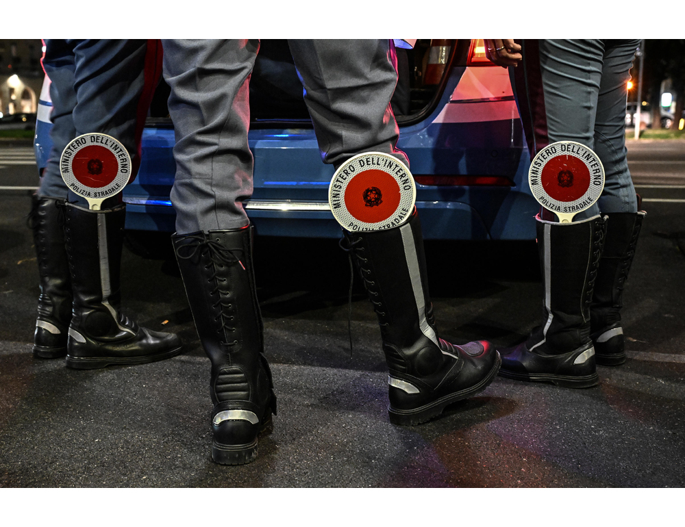 Scontro tra auto e furgone, scoppia un incendio e muore un uomo