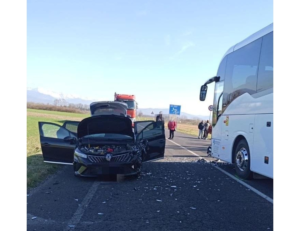 Scontro tra bus di fedeli e auto in Friuli, un ferito