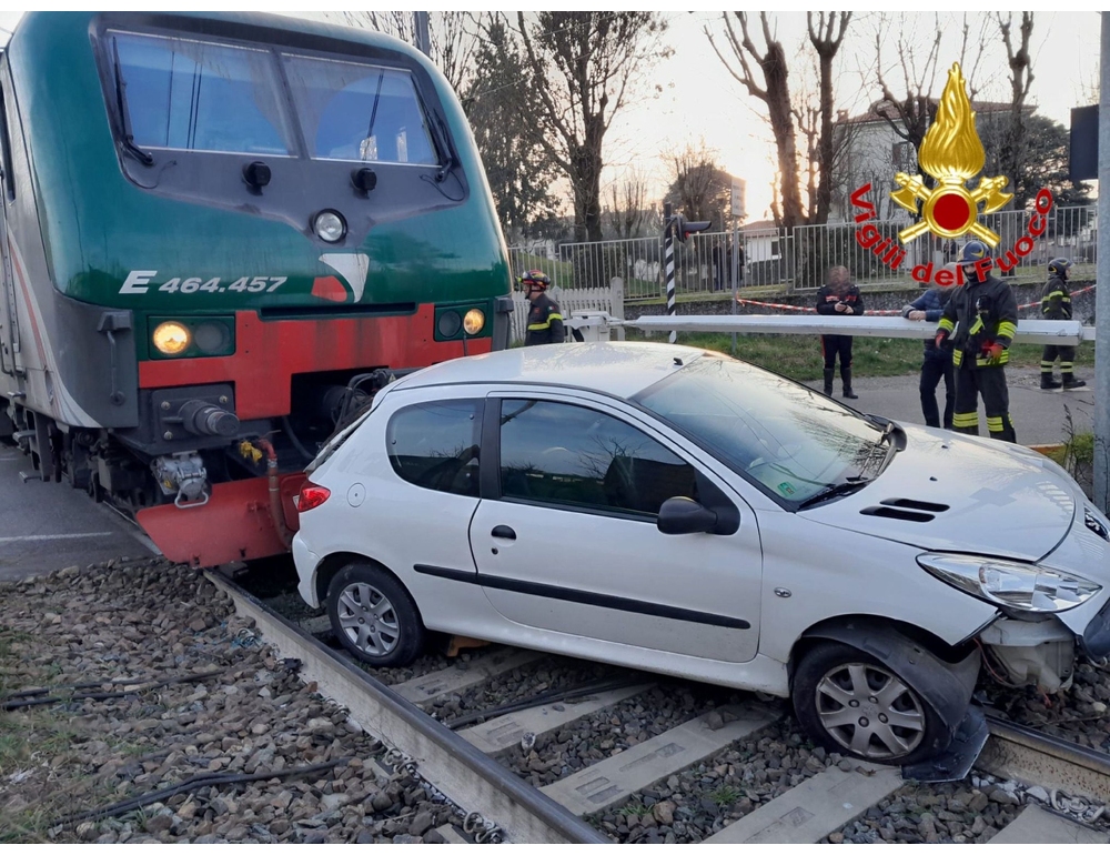 Scontro treno-auto nel Milanese, nessun ferito ma linea interrotta