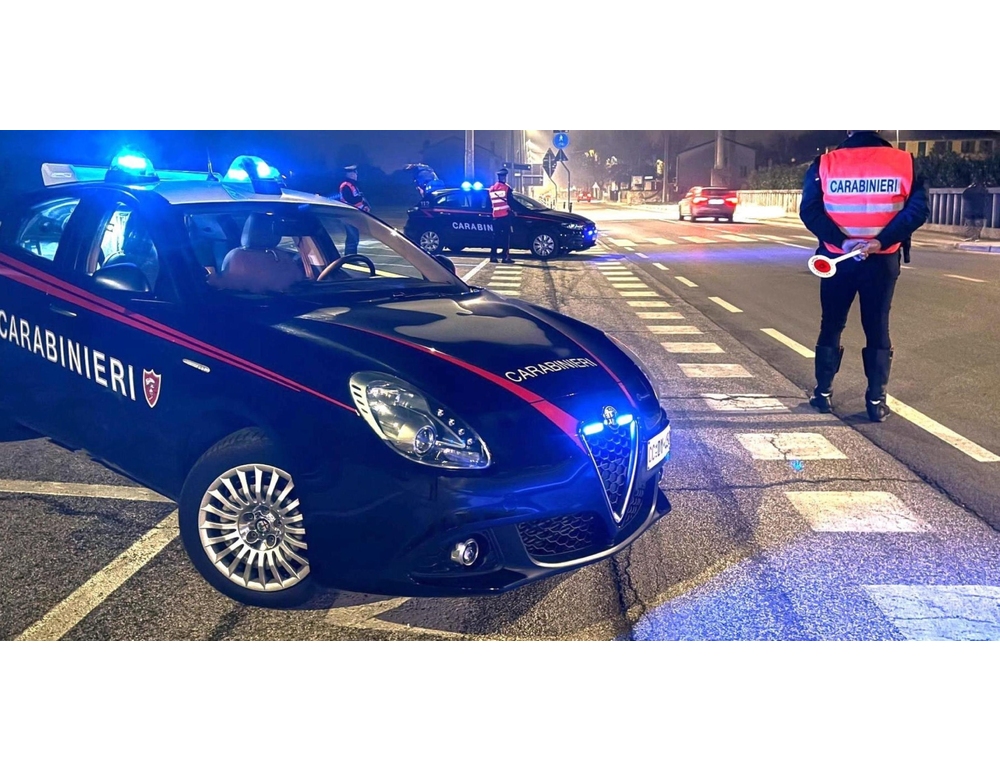 Sfondano con una ruspa una ditta orafa e portano via gioielli