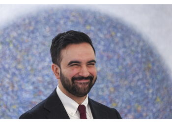 Il sindaco alla presentazione di un programma per l'infanzia scherza con i piccoli