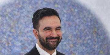 Il sindaco alla presentazione di un programma per l'infanzia scherza con i piccoli