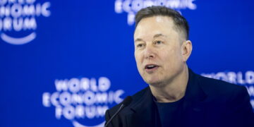 Musk: 'Meno di 10 anni per costruire una città autosufficiente sul satellite della Terra'