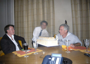 Premier insiste di essere stato 'tradito' e rinvia pubblicazione documenti