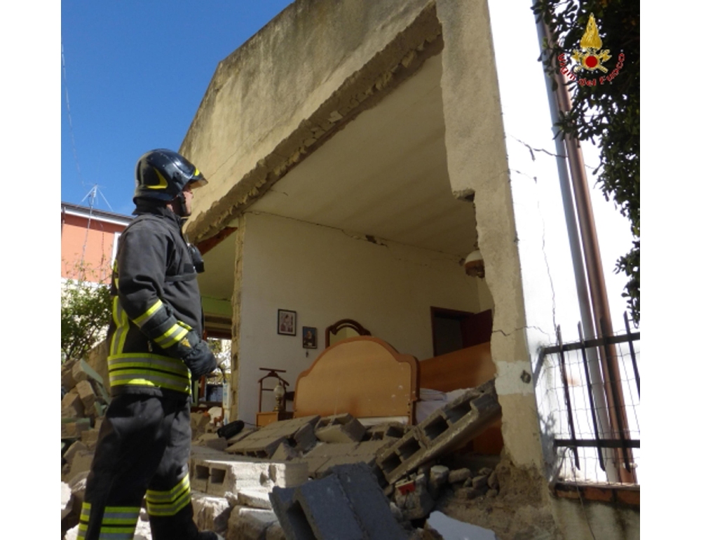Stufa a legna difettosa causa esplosione in casa, un morto nel Bresciano