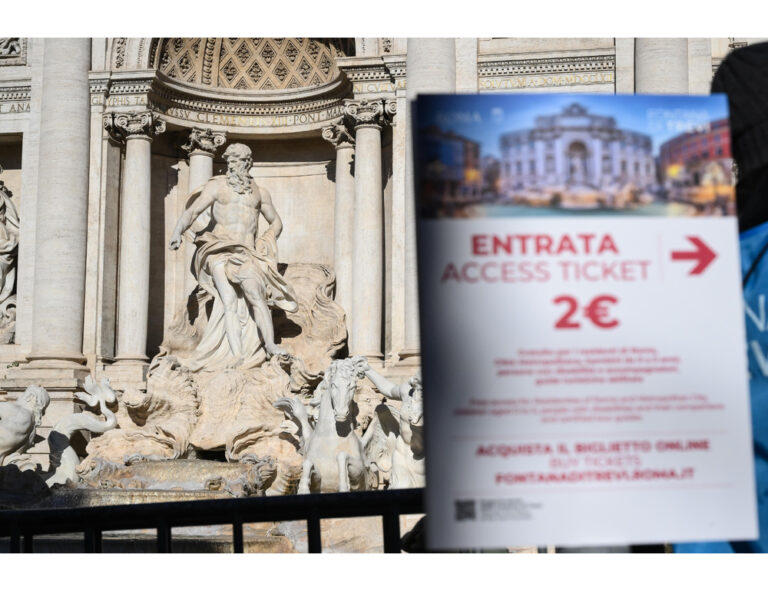Sul Financial Times la critica al ticket di 2 euro per Fontana di Trevi ...