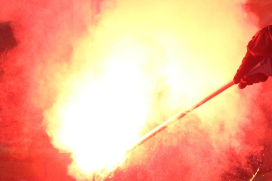 Denuncia e Daspo per un altro per il lancio di un petardo che ha ferito padre e figlia