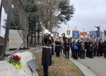 Cerimonia al cimitero monumentale con autorità e associazioni