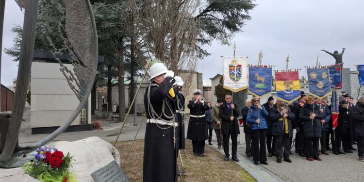 Cerimonia al cimitero monumentale con autorità e associazioni