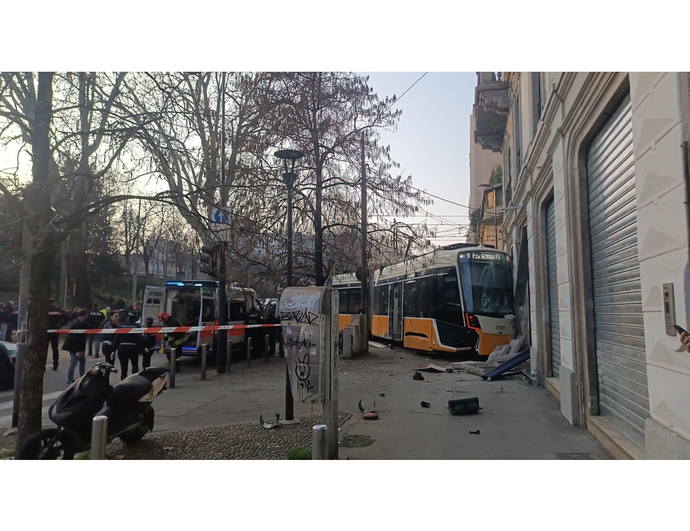 Tram deragliato a Milano, un morto e 39 feriti