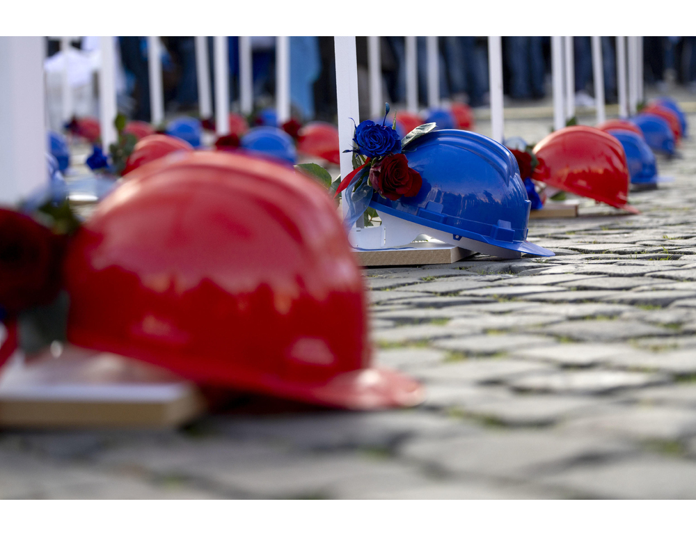 Travolto da materiale per il cemento, operaio muore in azienda vicino Roma