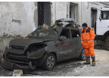 Scoppiato un incendio sul tetto di un grattacielo e danneggiato un gasdotto