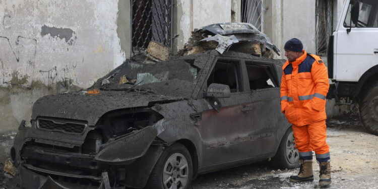 Scoppiato un incendio sul tetto di un grattacielo e danneggiato un gasdotto