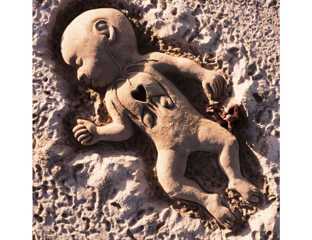 Una scultura di sabbia per ricordare il piccolo Domenico