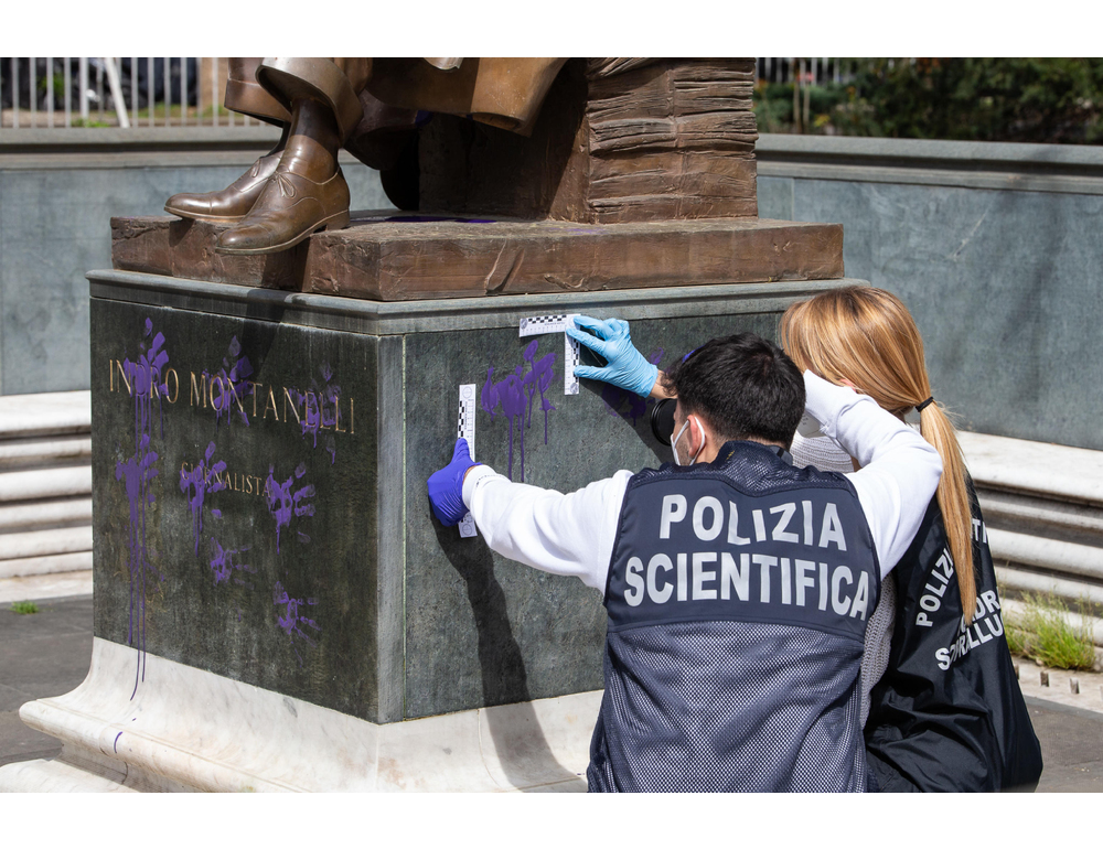 Uomo trovato morto vicino alla statua di Montanelli in centro a Milano