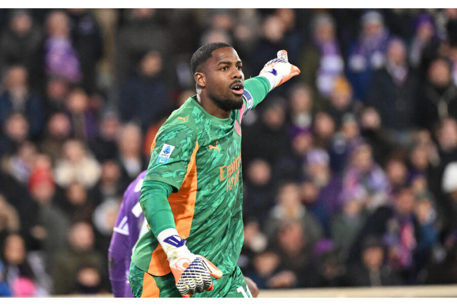 Contro il portiere del Milan durante partita a Udine il 20 Gennaio 2024