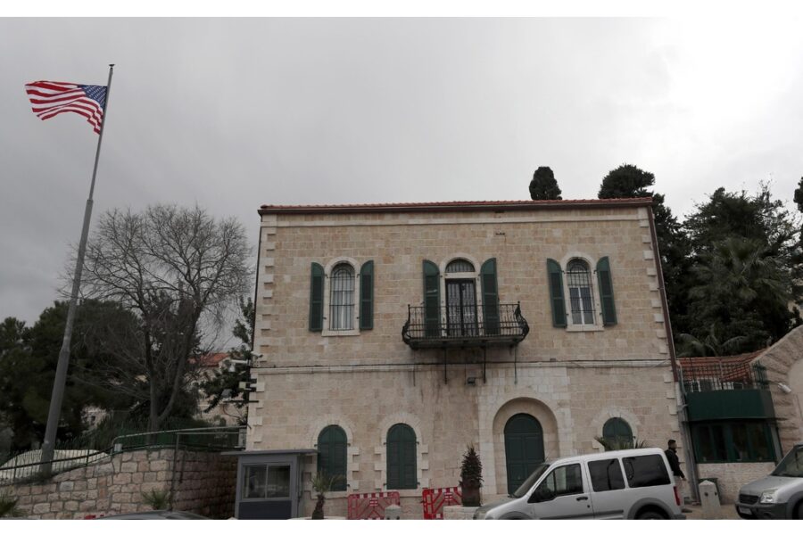 Ambasciatore ai dipendenti: 'Se dovete partire