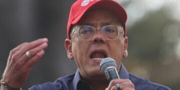 In visita ai familiari davanti alla sede della Polizia