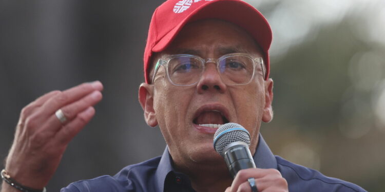 In visita ai familiari davanti alla sede della Polizia