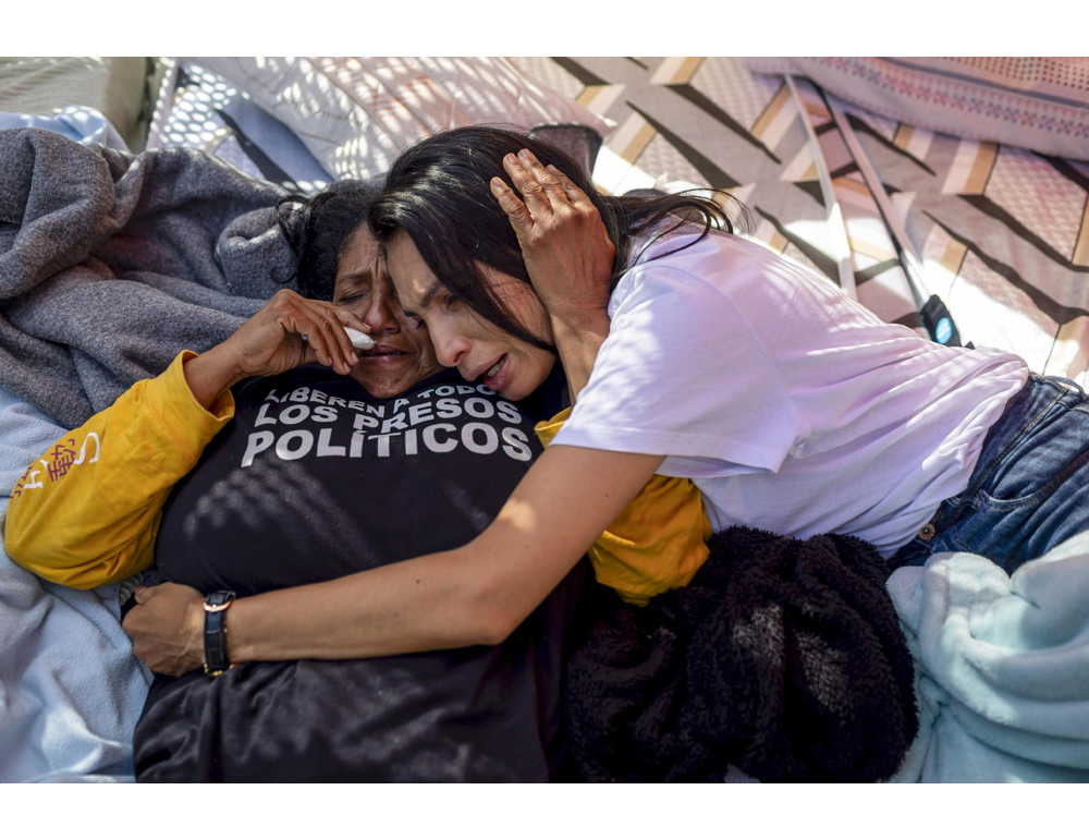 Malori al sit-in davanti al carcere dove chiedono l'amnistia immediata