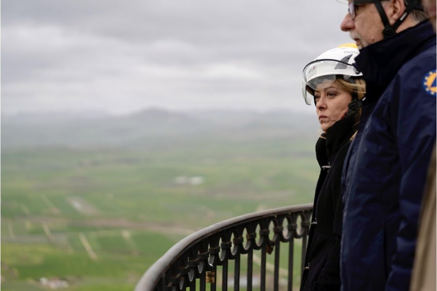 La premier nei giorni ha promesso fondi per 150 milioni al comune siciliano