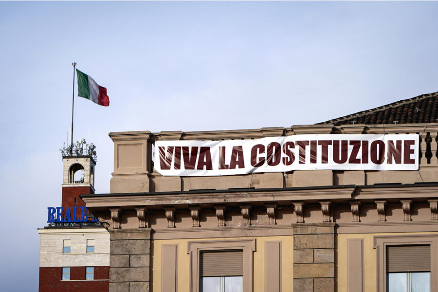 Drappo esposto nello stesso punto di quello con 'Viva Mattarella'