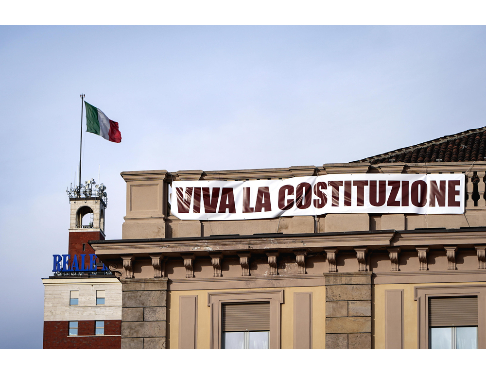 ‘Viva la Costituzione’, a Torino nuovo striscione in piazza San Carlo