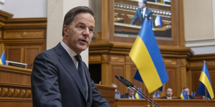 Allarme aereo nella capitale ucraina durante la visita del leader della Nato